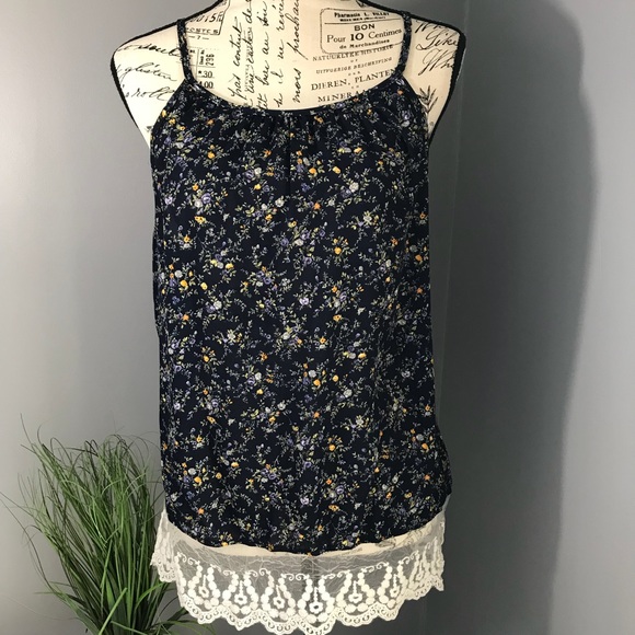 🆕🌸 Floral Laced & Embroidered Hem Top - Picture 2 of 8